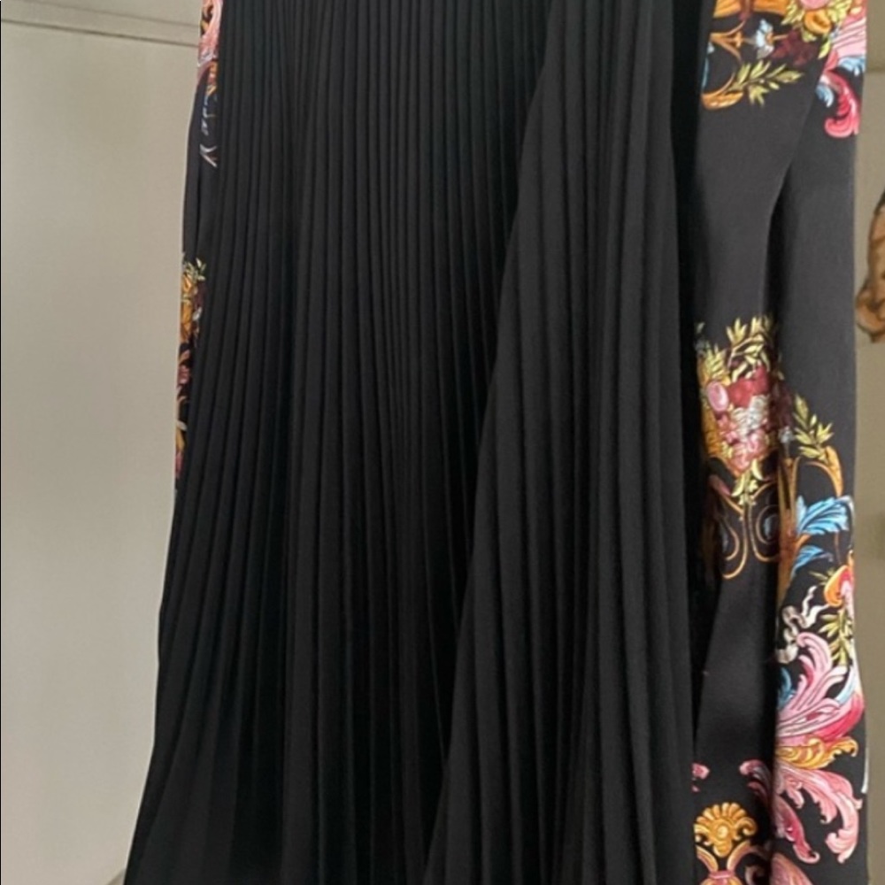 Versace skirt never been worn - Picture 5 of 7